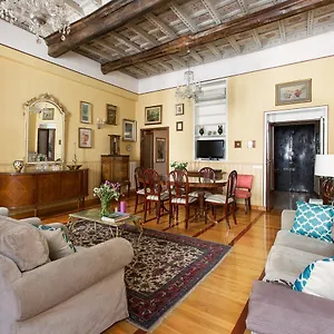 Romac Medici 3-bedroom Holiday Near Spanish Steps Rome